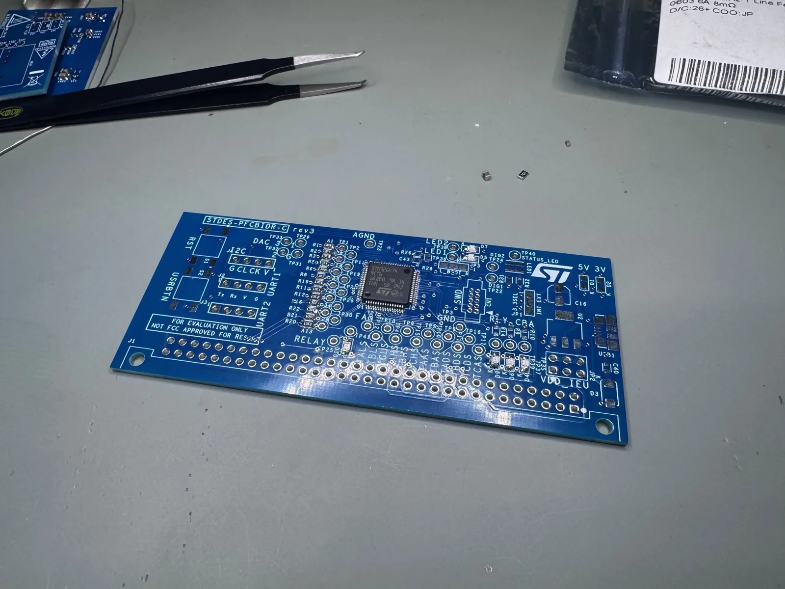 Steuerplatine mit STM32-Mikrocontroller, Revision 3, neben Pinzetten
