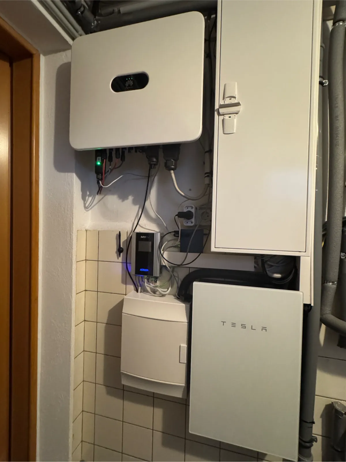 PV-Wechselrichter, Batteriespeicher, Heizstab-Regler und Unterverteilung in einem Hausanschlussraum