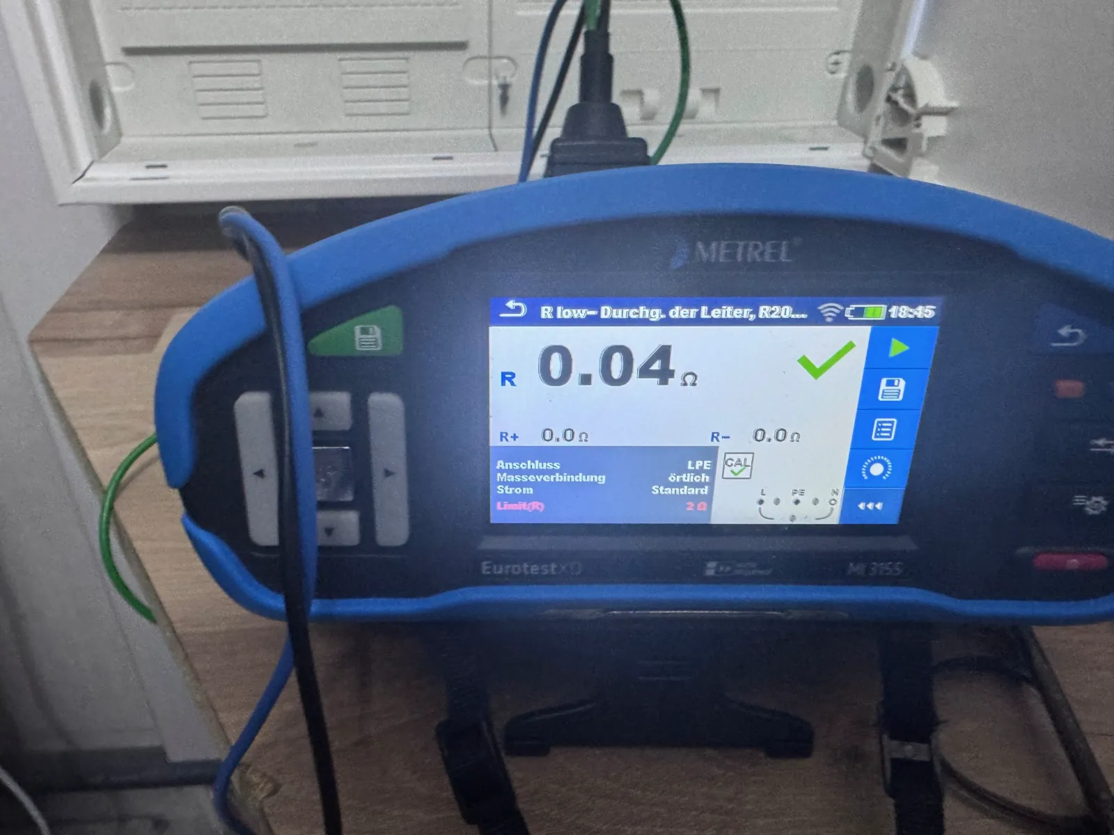 Installationstester bei der Abnahmemessung: Durchgängigkeit des Schutzleiters 0,04 Ohm, Grenzwert 2 Ohm