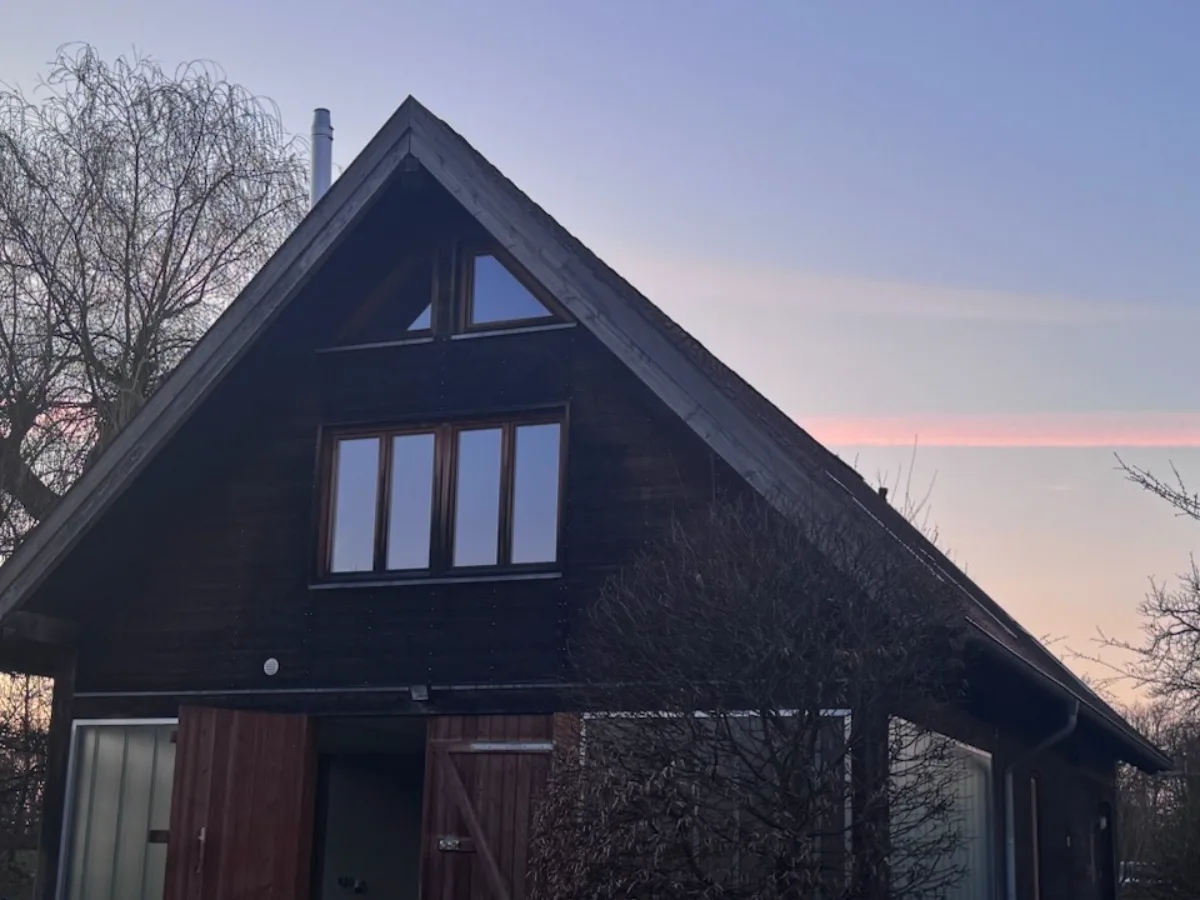 Daelon-Werkstatt in Zarrentin am Schaalsee: Holzgebäude mit Satteldach und Scheunentor